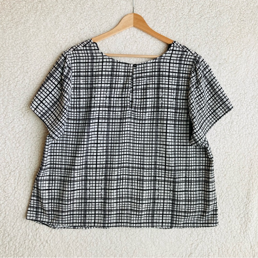 Forever 21 Women's black and white abstract plaid short sleeve cropped top, 1X - Picture 11 of 14